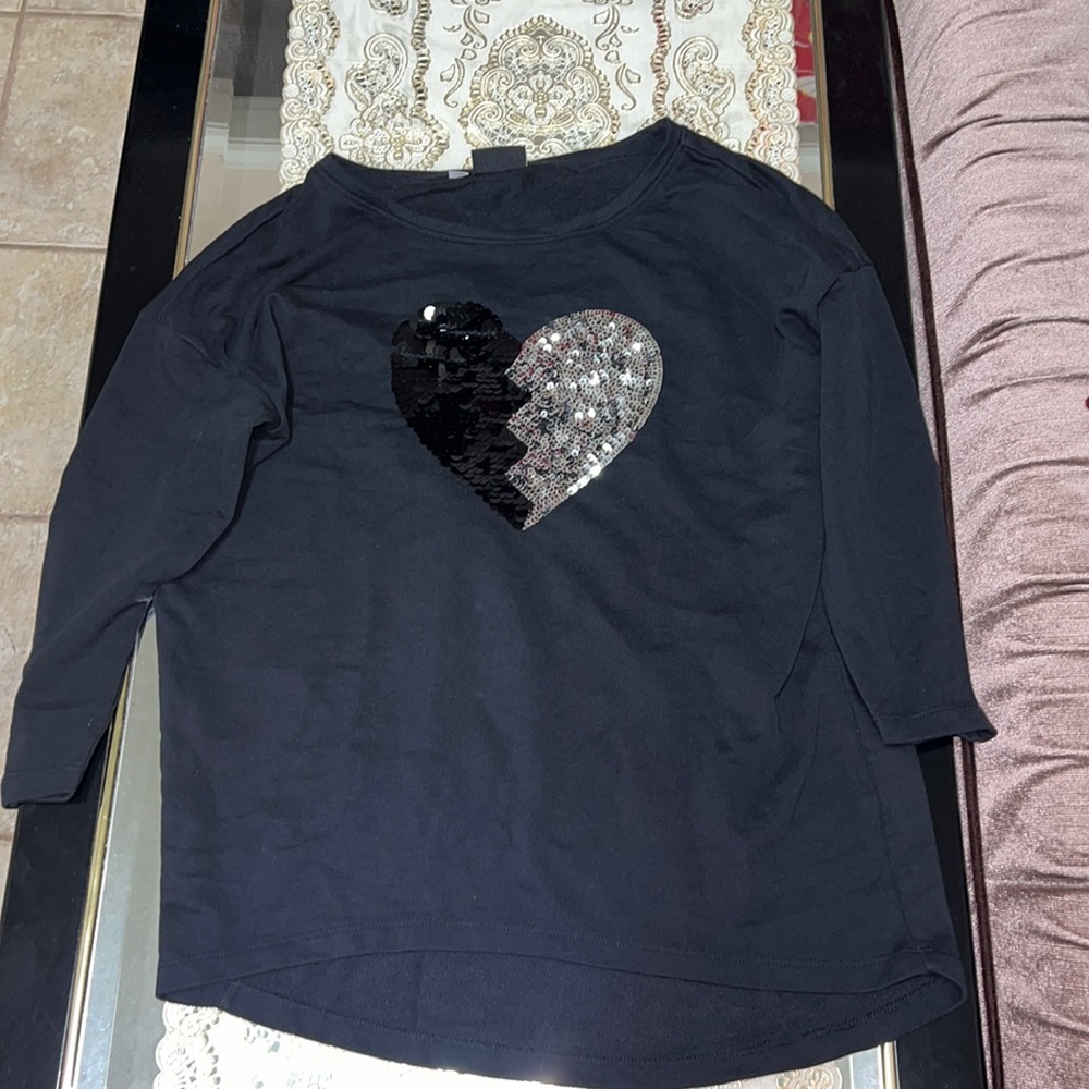 Black 3/4 sleeve crew neck sweatshirt with sequin heart